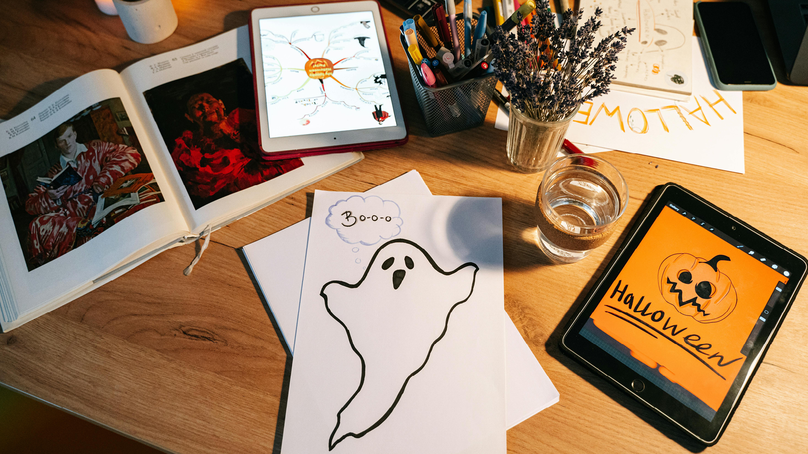 Une table avec des dessins d'un fantôme et d'une citrouille